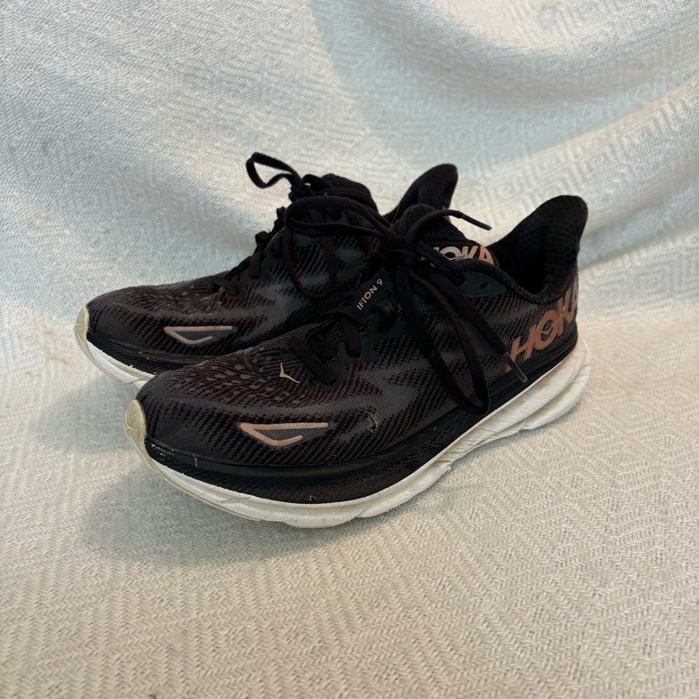 Women’s Clifton 9 Hokas Size 8 in Rose gold and Black